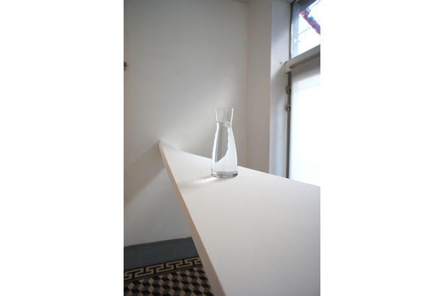 Les Circonstances - plywood, acrylic, carafe, water - exhibition Abre at the publishing house Analogues - Arles